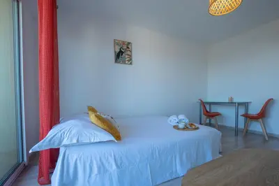 Un ou plusieurs lits dans un hébergement de l'établissement Studio Vue Mer - Terrasse Privée - Piscine - Entre Nice et Cannes