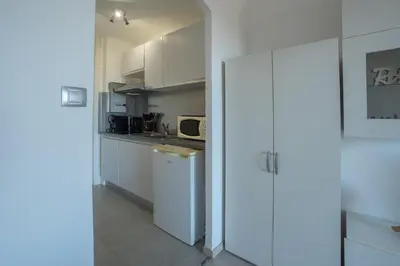 Cuisine ou kitchenette dans l'établissement Studio Vue Mer - Terrasse Privée - Piscine - Entre Nice et Cannes