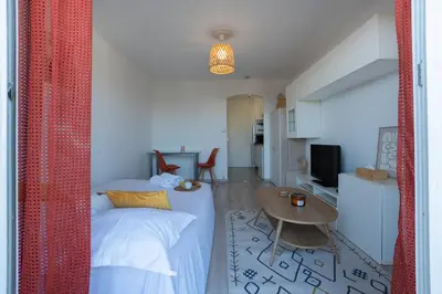 Télévision ou salle de divertissement dans l'établissement Studio Vue Mer - Terrasse Privée - Piscine - Entre Nice et Cannes