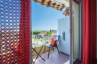Balcon ou terrasse dans l'établissement Studio Vue Mer - Terrasse Privée - Piscine - Entre Nice et Cannes