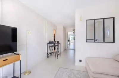 Télévision ou salle de divertissement dans l'établissement Appartement proche du centre de Cannes avec parking