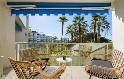 Coin salon dans l'établissement Appartement proche du centre de Cannes avec parking
