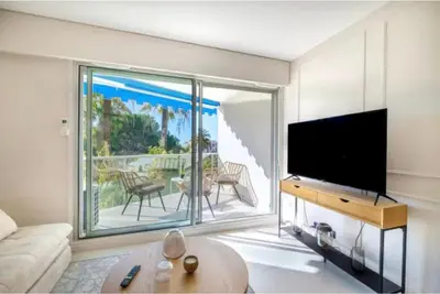 Télévision ou salle de divertissement dans l'établissement Appartement proche du centre de Cannes avec parking