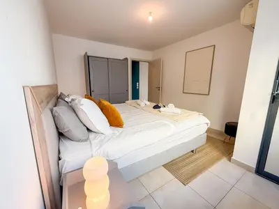 Un ou plusieurs lits dans un hébergement de l'établissement Charming Terrace Apartment with Garden Views - Cannes City Center