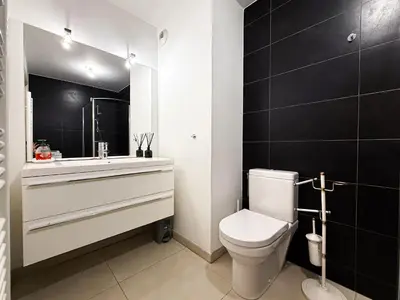 Salle de bains dans l'établissement Charming Terrace Apartment with Garden Views - Cannes City Center