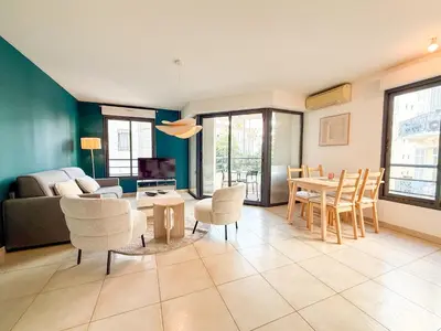 Coin salon dans l'établissement Charming Terrace Apartment with Garden Views - Cannes City Center