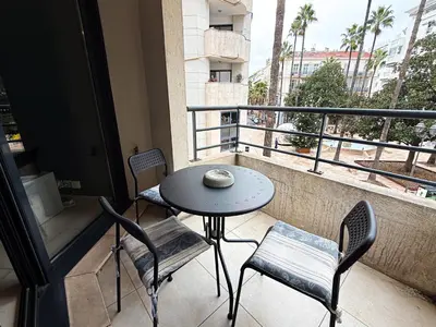 Balcon ou terrasse dans l'établissement Charming Terrace Apartment with Garden Views - Cannes City Center