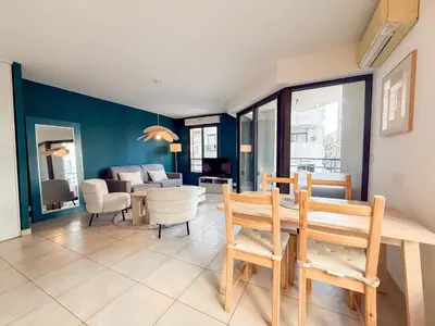 Coin salon dans l'établissement Charming Terrace Apartment with Garden Views - Cannes City Center