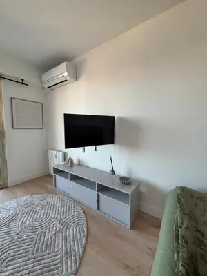 Télévision ou salle de divertissement dans l'établissement Proche Festival de Cannes - Studio avec Loggia - Gare à 5min Bus au pied de l'immeuble