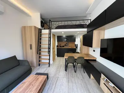 Cuisine ou kitchenette dans l'établissement Elegant studio with mezzanine, city center