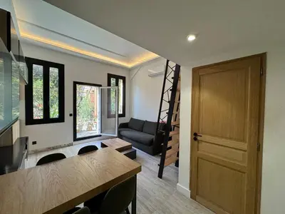 Coin salon dans l'établissement Elegant studio with mezzanine, city center