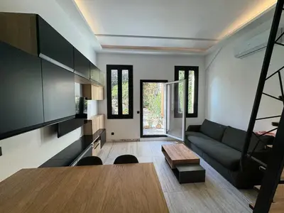 Télévision ou salle de divertissement dans l'établissement Elegant studio with mezzanine, city center