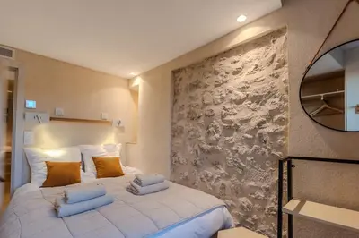 Un ou plusieurs lits dans un hébergement de l'établissement Exceptional duplex for 5 or 6 guests with sea and market views