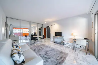 Télévision ou salle de divertissement dans l'établissement Cozystay 1763 Éclatant 2 pièces centre Cannes