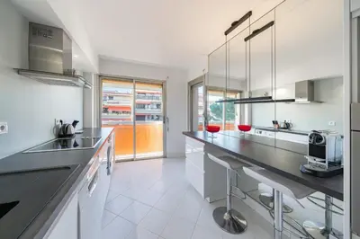Cuisine ou kitchenette dans l'établissement Cozystay 1763 Éclatant 2 pièces centre Cannes