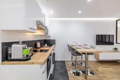 Cuisine ou kitchenette dans l'établissement 8 MERLE T2 - Appartement moderner pour 4 personnes proche Palais