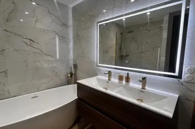 Salle de bains dans l'établissement Juan les pin 24 personne proche mer