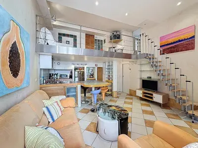 Coin salon dans l'établissement Cosy Short-Term Rental in Cannes
