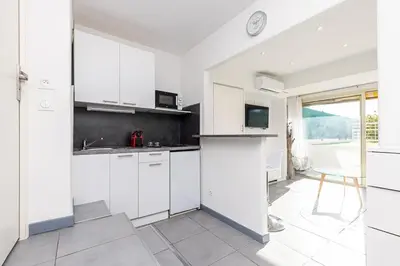 Cuisine ou kitchenette dans l'établissement Studio lumineux avec extérieur dans la Marina Baie Des Anges