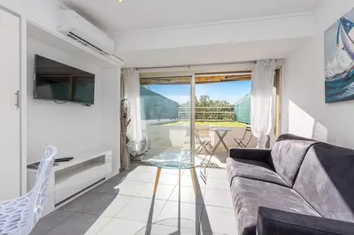 Coin salon dans l'établissement Studio lumineux avec extérieur dans la Marina Baie Des Anges