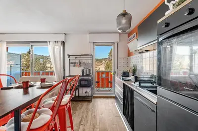 Cuisine ou kitchenette dans l'établissement Appartement Les jardins de Vallauris - Welkeys