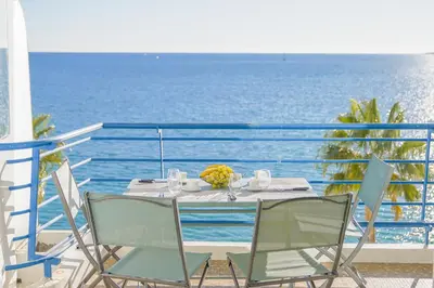 Vue générale sur la mer ou vue sur la mer prise depuis l'appartement