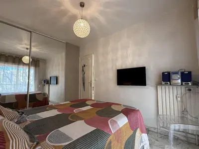 Télévision ou salle de divertissement dans l'établissement Central Studio in Cannes Near The Martinez - 2351