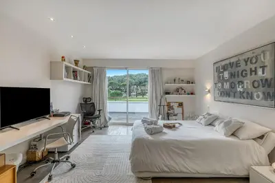 Télévision ou salle de divertissement dans l'établissement La Maison Blanche Sur Le Golf
