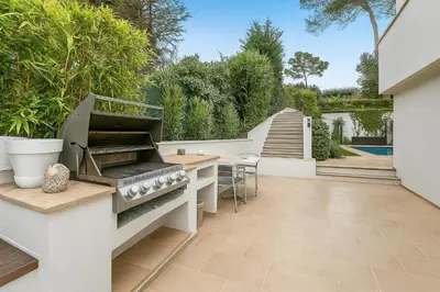 Barbecue disponible mis à disposition des clients de la villa