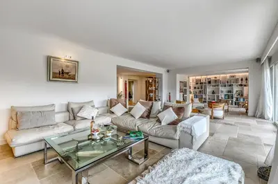 Coin salon dans l'établissement La Maison Blanche Sur Le Golf