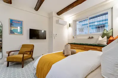 Télévision ou salle de divertissement dans l'établissement Antibes Old Town Apartment