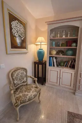Bibliothèque dans l'appartement