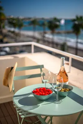 Boissons dans l'établissement Vue mer panoramique - Cocon cosy et luxe - Clim et Wifi