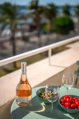 Boissons dans l'établissement Vue mer panoramique - Cocon cosy et luxe - Clim et Wifi