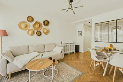 Coin salon dans l'établissement T2 Clim - 3 min plages & Balcon -4P Juan-Les-Pins