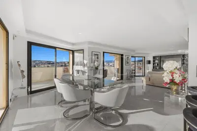 Coin salon dans l'établissement REF 2027 - Cannes Centre - Appartement à Louer