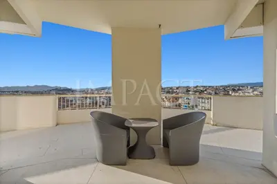 Balcon ou terrasse dans l'établissement REF 2027 - Cannes Centre - Appartement à Louer