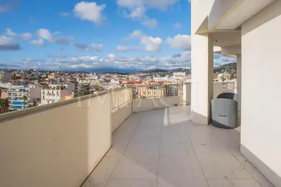 Balcon ou terrasse dans l'établissement REF 2027 - Cannes Centre - Appartement à Louer