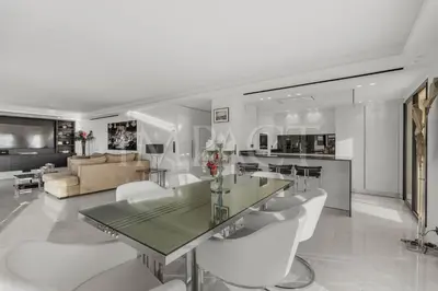 Cuisine ou kitchenette dans l'établissement REF 2027 - Cannes Centre - Appartement à Louer