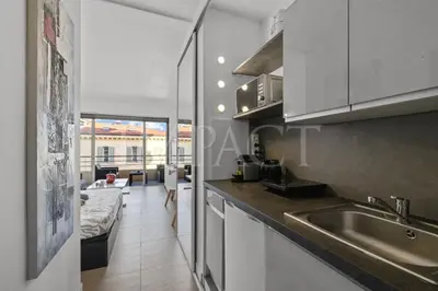 Cuisine ou kitchenette dans l'établissement Cannes Croisette - 2035 Studio à louer
