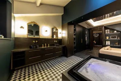 Salle de bains dans l'établissement Deluxe whirlpool bath & contemporary experience
