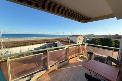 Balcon ou terrasse dans l'établissement 06DO Beau studio rénové face à la mer