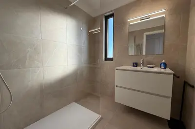 Salle de bains dans l'établissement 06DO Beau studio rénové face à la mer