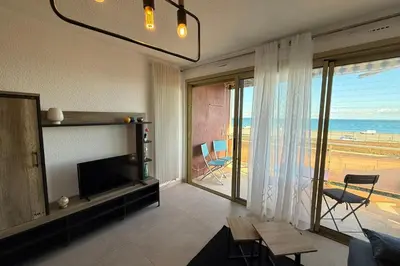 Télévision ou salle de divertissement dans l'établissement 06DO Beau studio rénové face à la mer