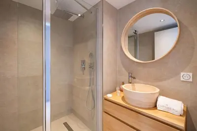 Salle de bains dans l'établissement COZYSTAY - Appartement luxe 4P avec terrasse & vue mer à Cannes