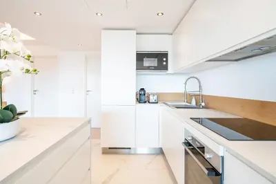 Cuisine ou kitchenette dans l'établissement COZYSTAY - Appartement luxe 4P avec terrasse & vue mer à Cannes