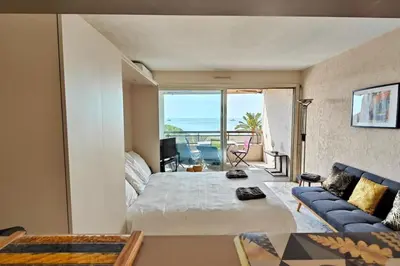 Coin salon dans l'établissement Studio avec terrasse en front de mer