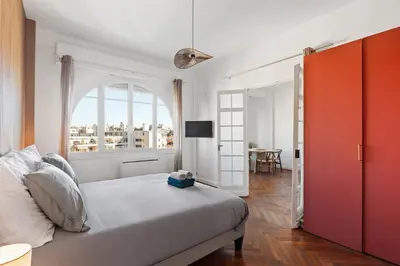 Télévision ou salle de divertissement dans l'établissement Elégance Juan Les Pins 6e étage ascenseur