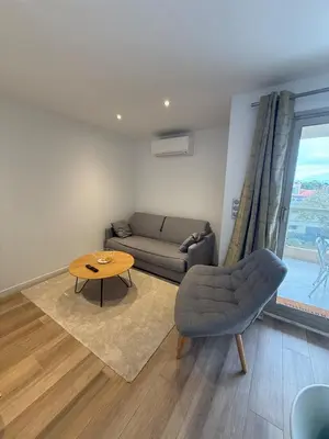 Coin salon dans l'établissement Charment appartement à Golfe Juan