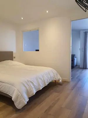 Un ou plusieurs lits dans un hébergement de l'établissement Charment appartement à Golfe Juan